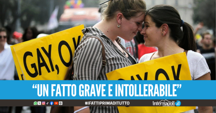 Due ragazze si baciano durante la festa di paese, volano insulti e pugni in faccia