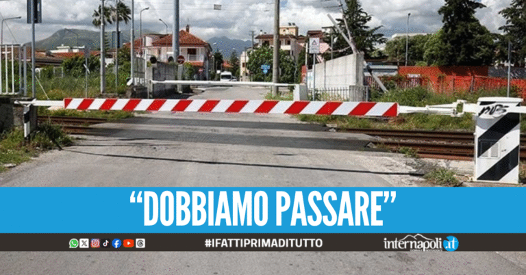 Assurdo ad Ottaviano, trovano il passaggio a livello chiuso e aggrediscono il casellante