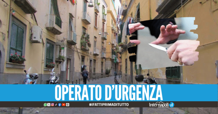 Accoltellato in strada a Chiaia mentre passeggiava col cane, 19enne colpito al fegato