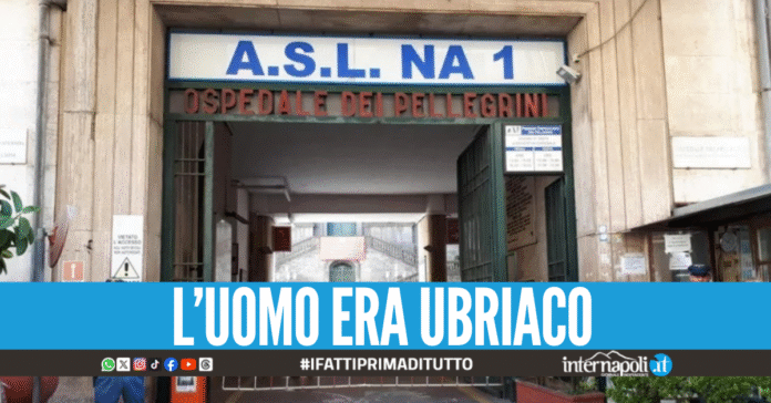 Cade e batte la testa in piazza a Napoli, 50enne finisce in rianimazione