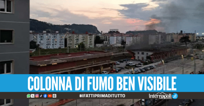 Fiamme nella stazione Campi Flegrei di Fuorigrotta, apprensione tra cittadini e pendolari