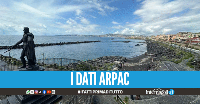 Nuovo stop alla balneazione a Pietrarsa, allarme batteri e chiazze in mare