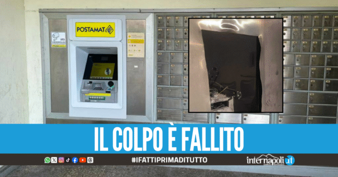 Assaltano il postamat ma la 