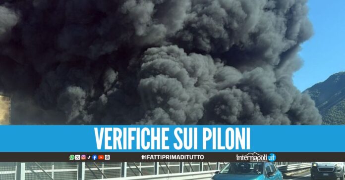 Spaventoso incendio a Castellammare, chiusa la statale Sorrentina
