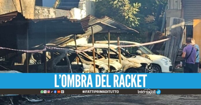 Incendio nella notte ad Arzano, 13 auto distrutte nel garage