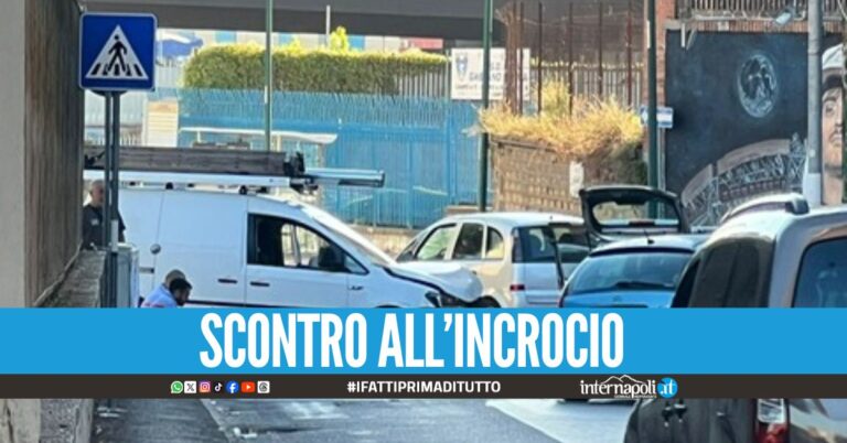 Incidente tra Secondigliano e Capodichino, coinvolte due auto e un furgoncino