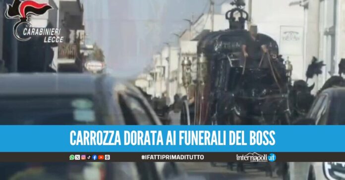 vasta operazione contro la criminalità organizzata salentina condotta dai carabinieri del comando provinciale di Lecce è in corso in queste ore nei comuni di Racale, Alliste, Taviano, Melissano e Gallipoli. I militari stanno eseguendo provvedimenti restrittivi emessi dal Gip del Tribunale di Lecce, su richiesta della Procura della Repubblica - Direzione Distrettuale Antimafia, a carico di persone gravemente indiziate, a vario titolo, dei reati di associazione per delinquere finalizzata al traffico e detenzione illecita di sostanze stupefacenti ai fini di spaccio, lesioni personali aggravate, tentata estorsione, ricettazione, detenzione abusiva di armi, con l'aggravante del metodo mafioso. Gli italiani possono richiedere la cittadinanza americana! Ultimi giorni per iscriversi al programma Gli italiani possono richiedere la cittadinanza americana! Ultimi giorni per iscriversi al programma americ24.com L'operazione coinvolge più di 110 militari del Comando Provinciale di Lecce, con il supporto di unità specializzate, tra cui militari della Compagnia di intervento operativo e delle squadre antiterrorismo dell'11° Reggimento Carabinieri Puglia, del Nucleo Cinofili Carabinieri di Modugno (BA), dello Squadrone Eliportato Cacciatori Puglia. I dettagli dell'operazione saranno divulgati in mattinata. Sono 18 le persone arrestate dai carabinieri nell'ambito dei una inchiesta coordinata dalla procura distrettuale antimafia di Lecce che ha colpito una presunta associazione per delinquere finalizzata al traffico, detenzione e spaccio di stupefacenti, lesioni personali aggravate, tentata estorsione, ricettazione, detenzione abusiva di armi, con l'aggravante del metodo mafioso. Al vertice del gruppo c'era Vito Paolo Vacca, 31 anni di Racale, anche lui arrestato, nipote di Vito Paolo Troisi, suo zio, storico capo dell'omonimo clan. Vacca è considerato dagli investigatori l'erede naturale di quella frangia della Sacra Corona Unita operativa negli anni 90, di cui avrebbe preso le redini dopo la morte del padre, Salvatore (ergastolano per omicidio) avvenuta il 23 agosto 2024, mentre era ai domiciliari per gravi patologie oncologiche. I funerali dell'uomo furono un manifesto di potere del clan: il feretro fu trasportato in corteo da una carrozza dorata trainata da quattro cavalli neri che sfilò per le vie di Racale. Fondamentale nell'organizzazione risulta il ruolo delle donne di famiglia, sei delle quali arrestate, accusate di gestire lo spaccio e lo stoccaggio della droga, controllando approvvigionamenti, consegne e contabilità. In particolare, la moglie di Vito Paolo Vacca sostituiva il marito in sua assenza, occupandosi personalmente della distribuzione delle dosi, del rifornimento delle scorte e della gestione dei proventi illeciti. La droga, chiamata in codice 