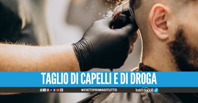 Barbiere arrestato a Casoria: marijuana nascosta tra le forbici