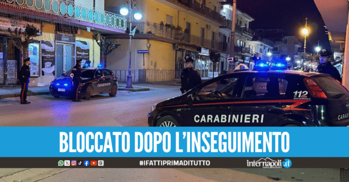 Finge di accostare al posto di blocco e poi fugge, arrestato 28enne