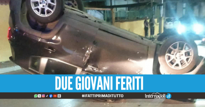 Doppio incidente a Marano, auto si schiantano contro i veicoli in sosta e si ribaltano