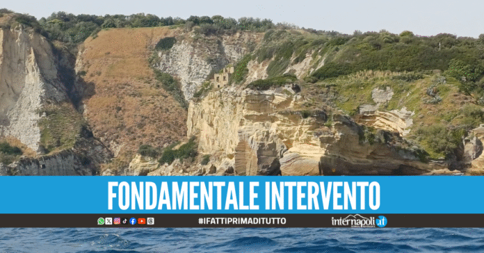 Crollo dei costoni, messe in sicurezza 100 persone a bordo di oltre 20 barche nel golfo di Napoli