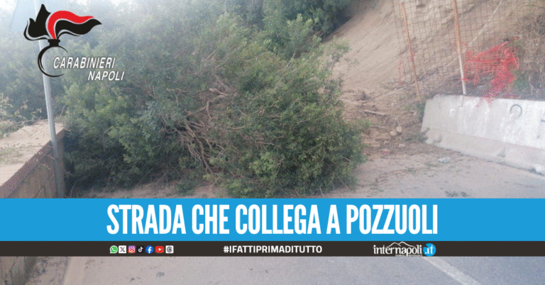 Frana a Bacoli invade la strada, travolti i pali dell'elettricità