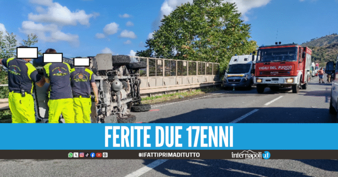 Furgone della Protezione Civile si ribalta nel Casertano, grave 19enne