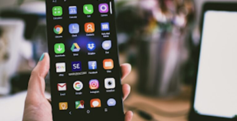 Napoletani e nuove tecnologie: quali sono i siti internet e le app più utilizzate?