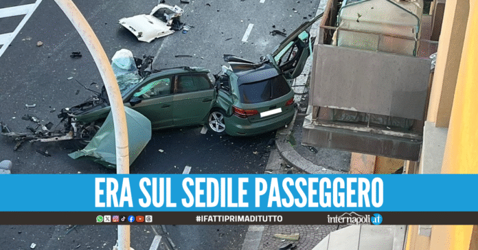 In fuga dalla polizia a bordo di un un'auto rubata, 18enne muore nello schianto