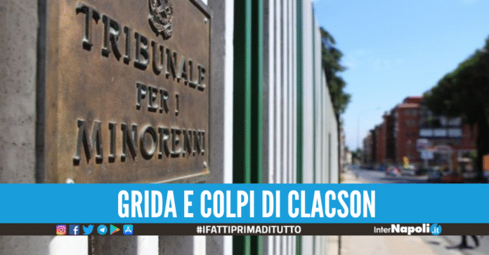 Inneggiano all'amico detenuto davanti al Tribunale per i Minorenni di Napoli, c'è l'arresto