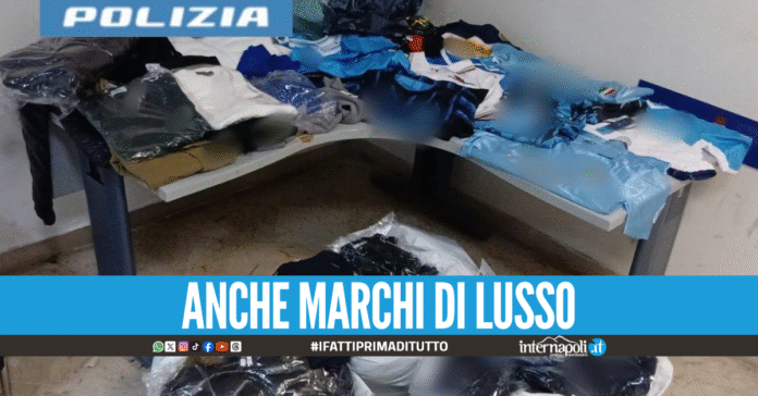 Maglie del Napoli pezzotte, blitz a Porta Capuana: sequestrati 150 capi