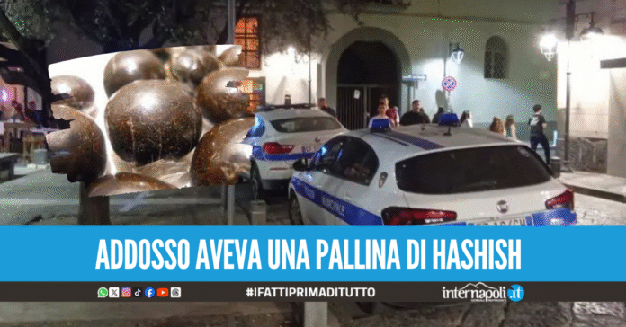 Calci e pugni agli agenti per evitare il controllo, fermato minorenne a Pomigliano