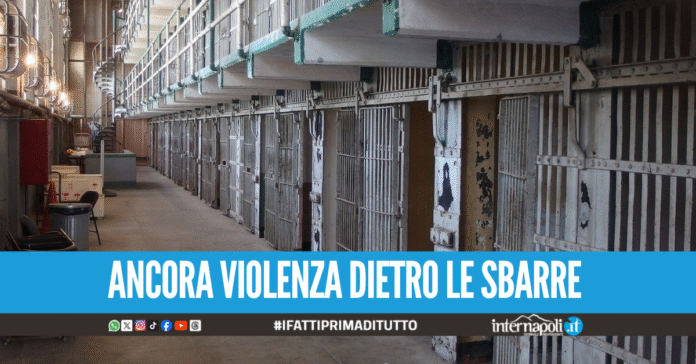Detenuto violento a Poggioreale, prende a pugni l'infermiere e gli rompe gli occhiali
