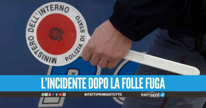 Napoli, con la targa coperta scappano all'alt: nei guai due 17enni armati