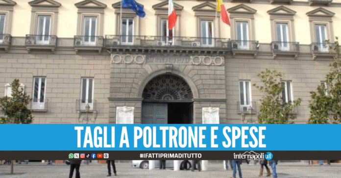 Napoli, la giunta comunale taglia i costi delle Municipalità: indennità e gettoni dimezzati