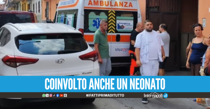 Paura a Villaricca per tre mamme con figli piccoli: Schiacciate contro il muro da un'auto
