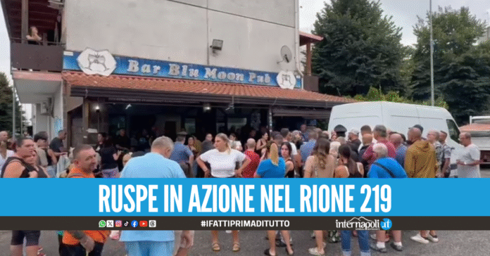 Tensione a Melito per l'abbattimento del bar 'Blu Moon', cittadini cercano di opporsi alle ruspe