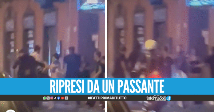 Violenta rissa a colpa di casco a Napoli, volano calci e pugni tra giovanissimi
