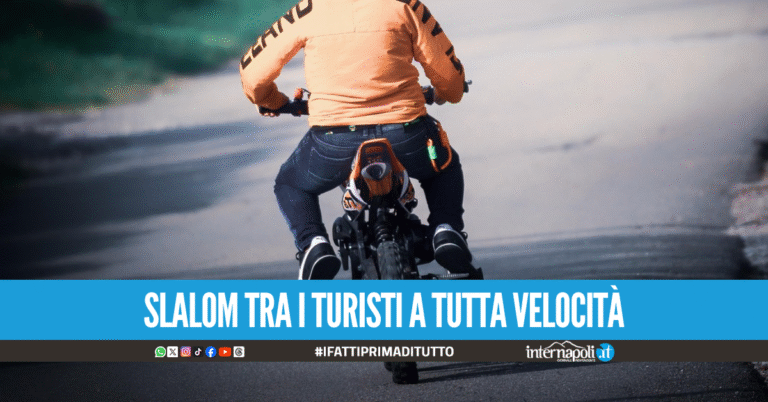 A 13 anni sulla mini moto tra i vicoli di Napoli, denunciato il padre