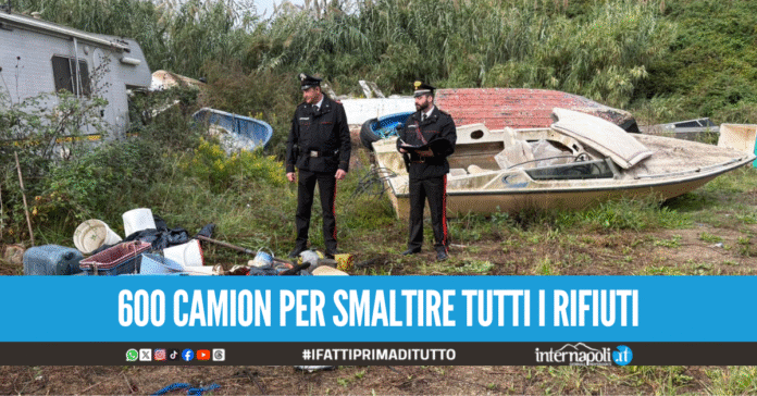 Barca, camper e montagna di rifiuti scoperta bomba ecologica a Varcaturo