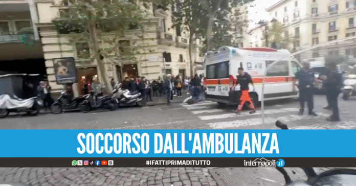 Cade sul marciapiede mentre attraversa al Vomero: 