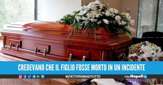 22enne creduto morto si presenta al suo funerale: 