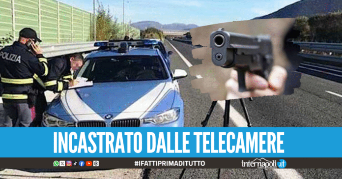 Tripla rapina tra Napoli e l'A3: minaccia di avere una pistola e porta via scooter, iPhone e gioielli in oro
