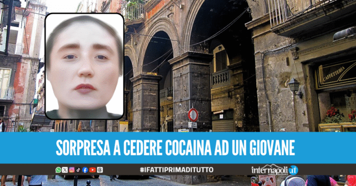 Spaccio in pieno giorno tra i turisti ai Decumani, arrestata 43enne del 