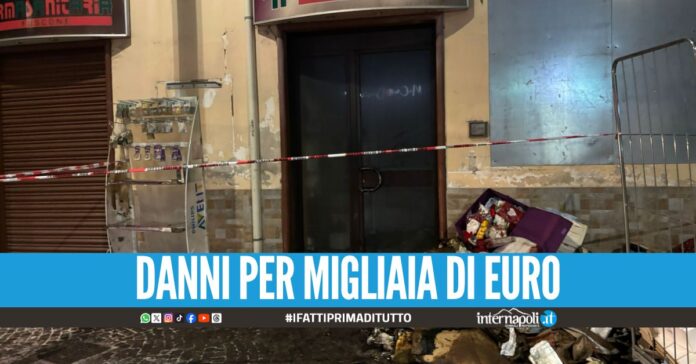 Allarme lungo il corso di Melito, scoppia l'incendio nella farmasanitaria
