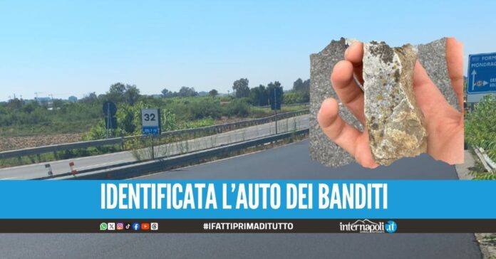 Sassi contro l'auto lungo la Domiziana, arrestati 4 napoletani