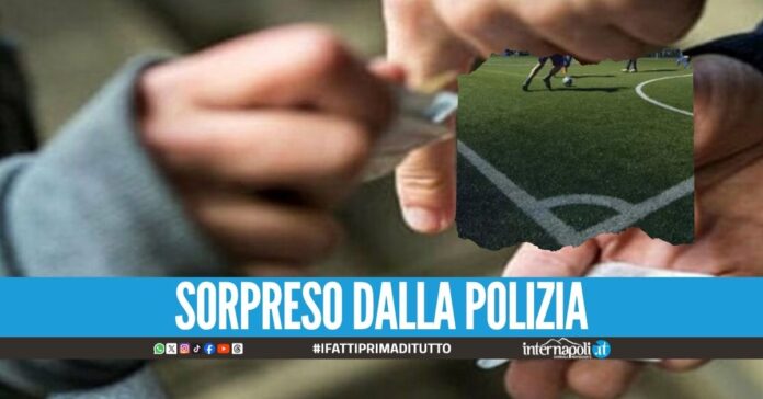 Spacciava hashish al campo di calcetto, 54enne arrestato a Napoli