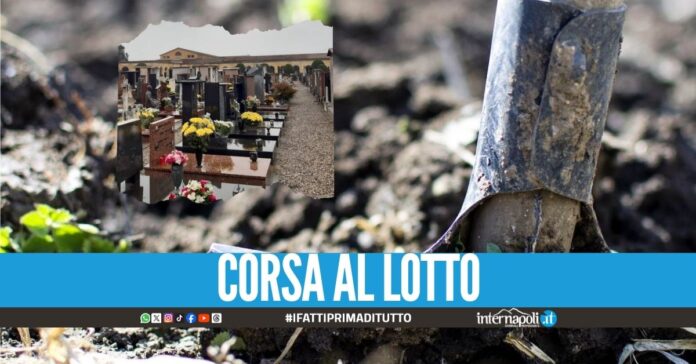 Porta i fiori ai parenti al cimitero e cade nella tomba vuota