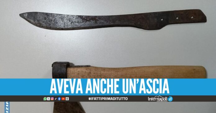 Urlava e girava armato di machete, bloccato nel Casertano