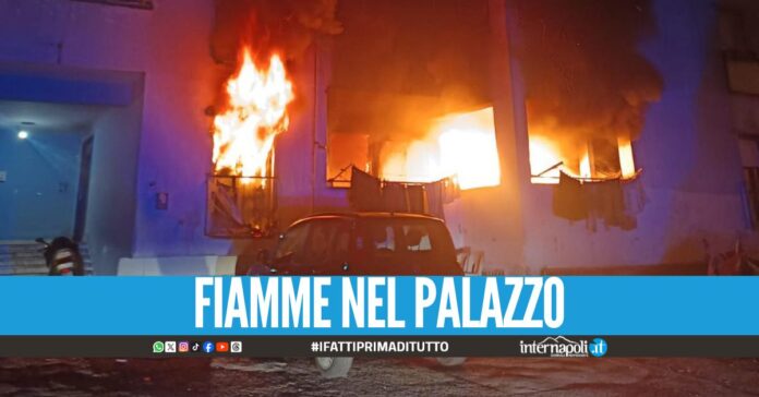 Incendio al rione Gescal, evacuate 15 case e gli abitanti