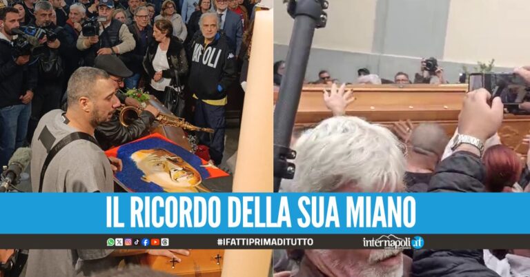 Funerali di James Senese, il lungo applauso all’uscita della bara tra le note di Chi tene ‘o mare Funerali di James Senese, il lungo applauso all'uscita della bara tra le note di Chi tene 'o mare