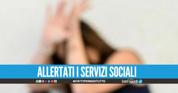 Scaraventa a terra la figlia 13enne, papà violento denunciato a Napoli