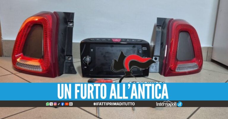 Ruba i fanali della Fiat 500 a Napoli e tenta la fuga in bici