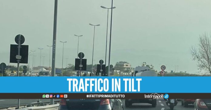 Incidente tra 3 veicoli sull'Asse Mediano, c'è un ferito ad Afragola