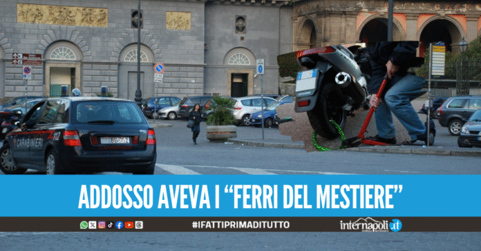 Ruba uno scooter e investe un carabiniere in piazza Trieste e Trento, arrestato 44enne