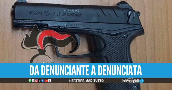 Assurdo a Mondragone, va in caserma per una denuncia ma ha una pistola nella borsa