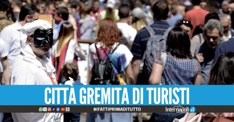 Record in vista per il ponte di Ognissanti, Napoli pronta ad accogliere mezzo milione di turisti Record in vista per il ponte di Ognissanti, Napoli pronta ad accogliere mezzo milione di turisti