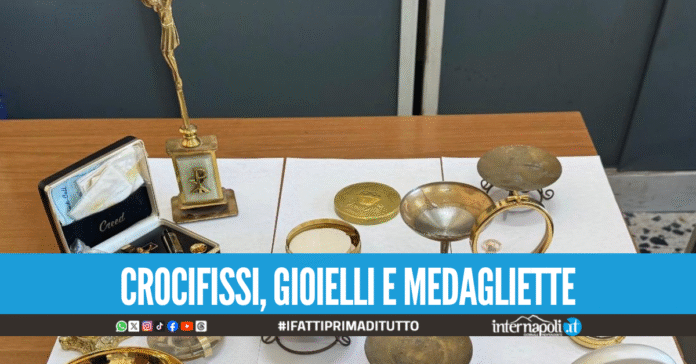 Ruba oggetti sacri e chiede il 