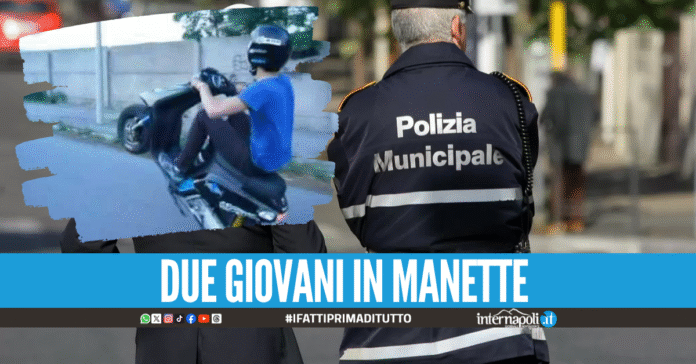 Follia a Pompei, impennano davanti ai vigili e li picchiano a colpi di casco