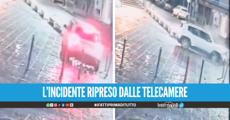 Giugliano, auto perde il controllo e si schianta in Piazza Annunziata